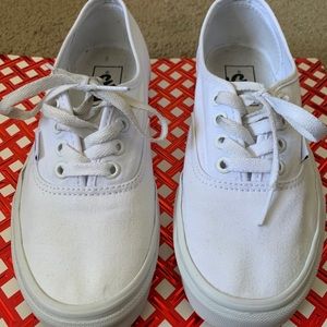 White vans size 7.0 in women and 5.5 in men